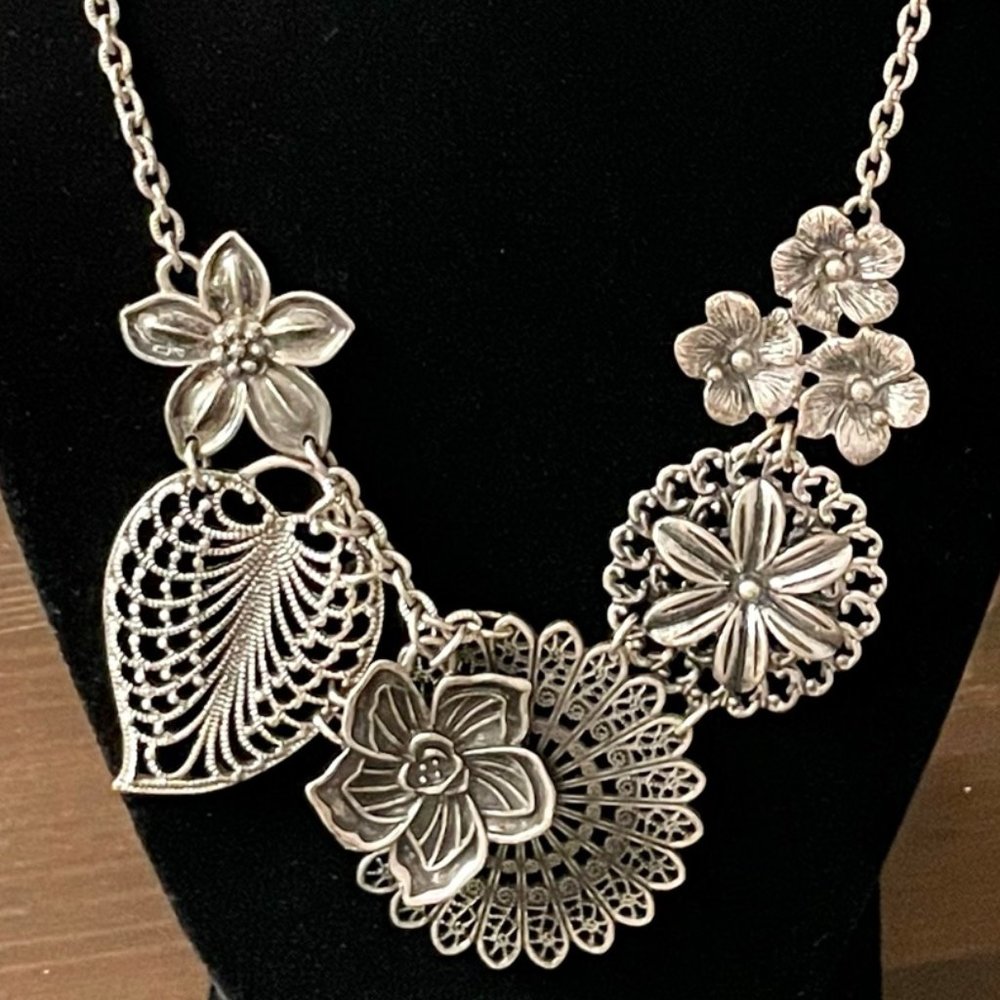 NWOT Premier Designs Botanical Flower Statement Necklace Silver Tone Chain